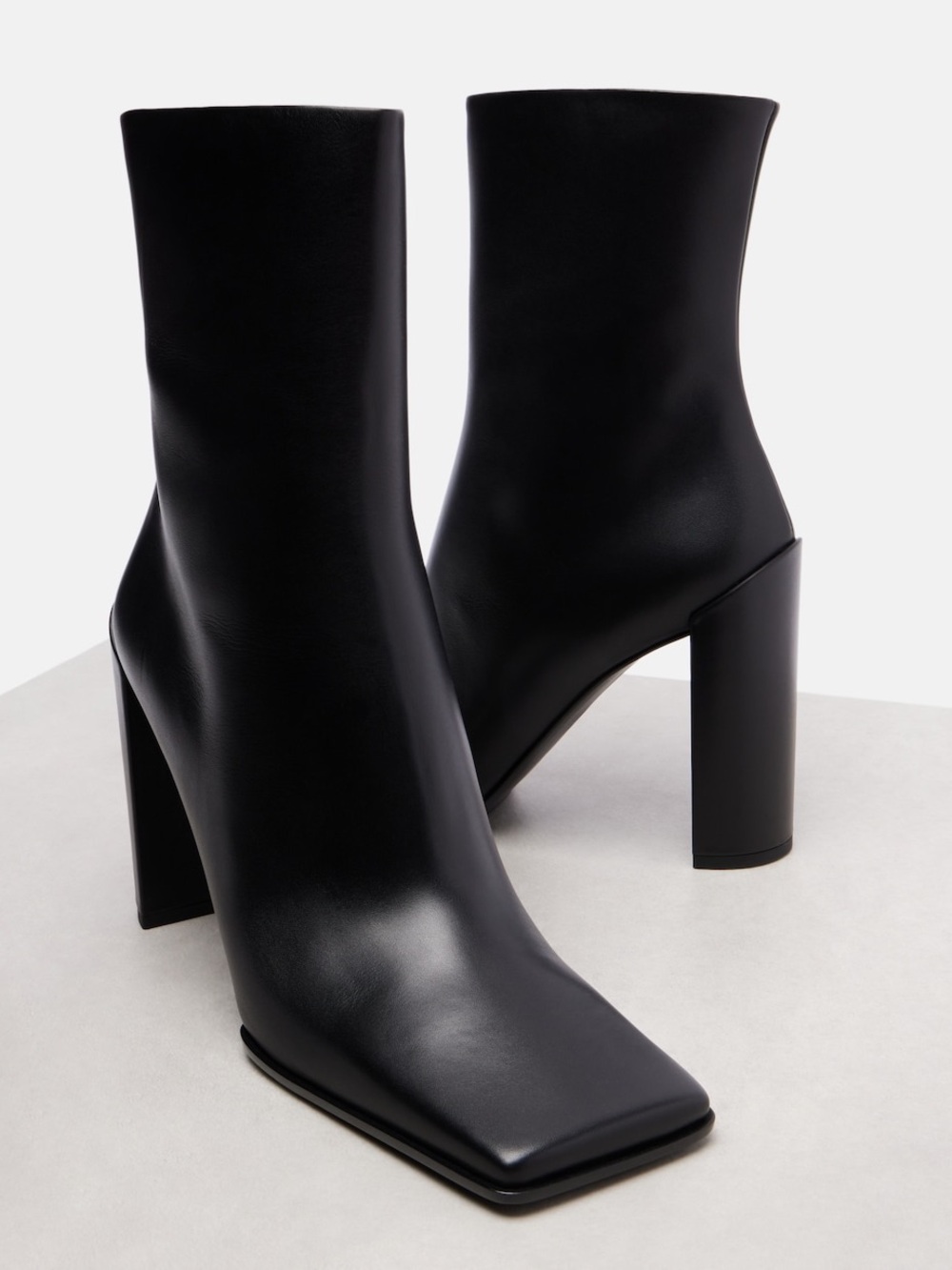 Alaïa Block Heel Square-Toe Boots 38 $1,950